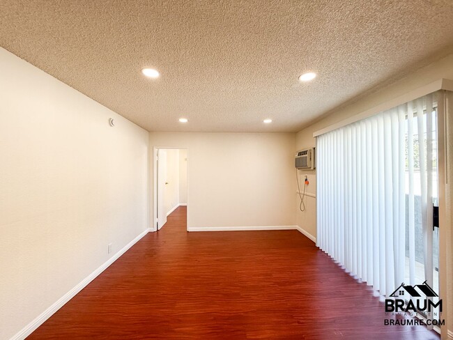 11007 Hartsook St in Los Angeles, CA - Building Photo - Building Photo