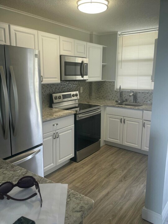100 Paradise Harbour Blvd in North Palm Beach, FL - Building Photo