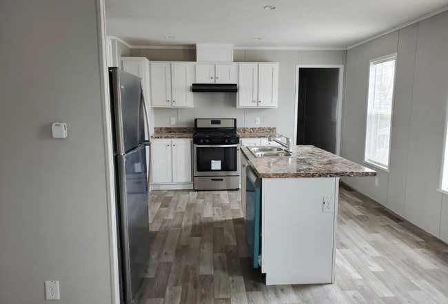 6584 S Hampshire Dr in Holly, MI - Building Photo - Building Photo