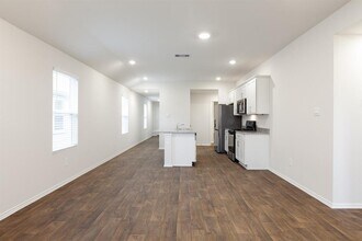 136 Granary Dr in Uhland, TX - Building Photo - Building Photo