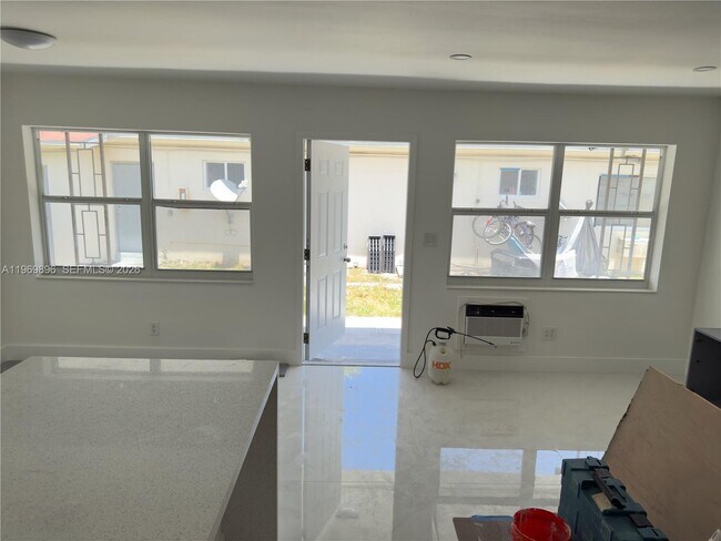 2191 NE 167th St in North Miami Beach, FL - Building Photo - Building Photo