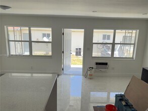 2191 NE 167th St in North Miami Beach, FL - Building Photo - Building Photo