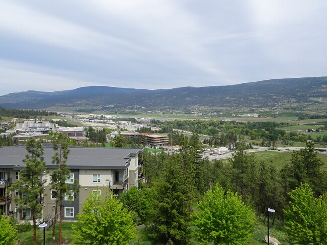 883 Academy Way in Kelowna, BC - Building Photo - Building Photo
