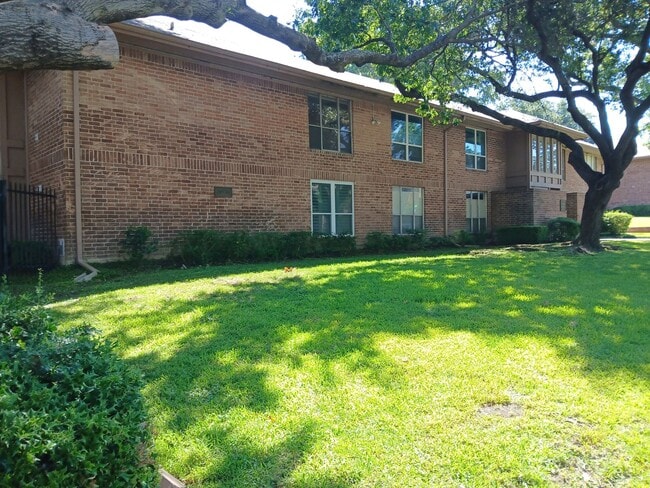 10536 Stone Canyon Rd in Dallas, TX - Foto de edificio - Building Photo