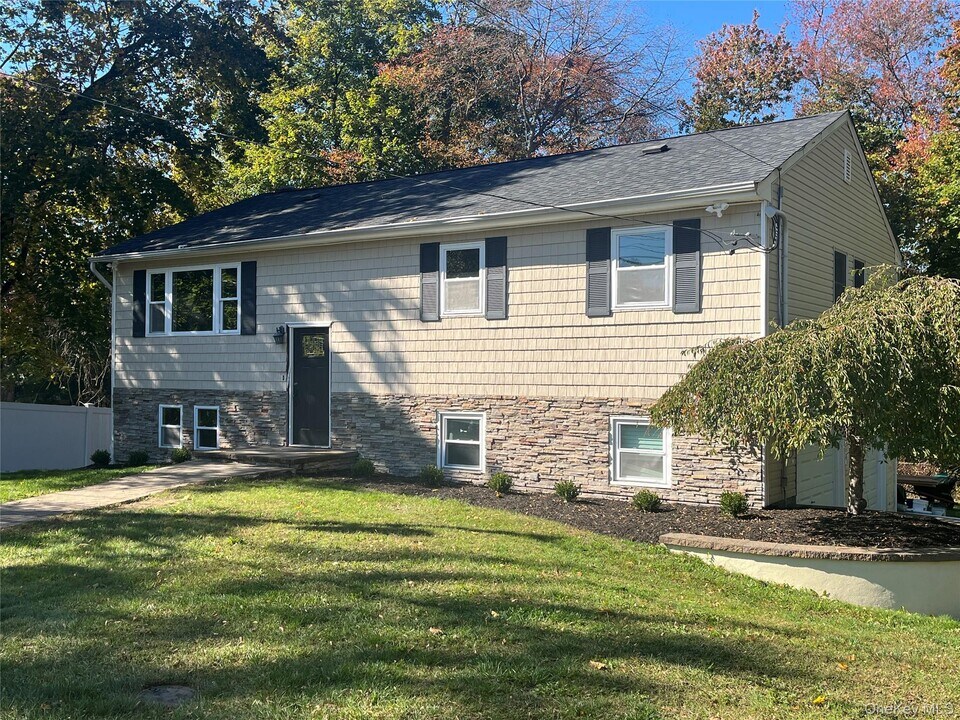 26 Hanover Pl in Smithtown, NY - Building Photo