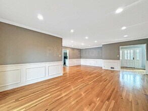 5147 E Los Flores St in Long Beach, CA - Foto de edificio - Building Photo