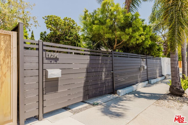 1014 Oakwood Ave in Los Angeles, CA - Building Photo - Building Photo