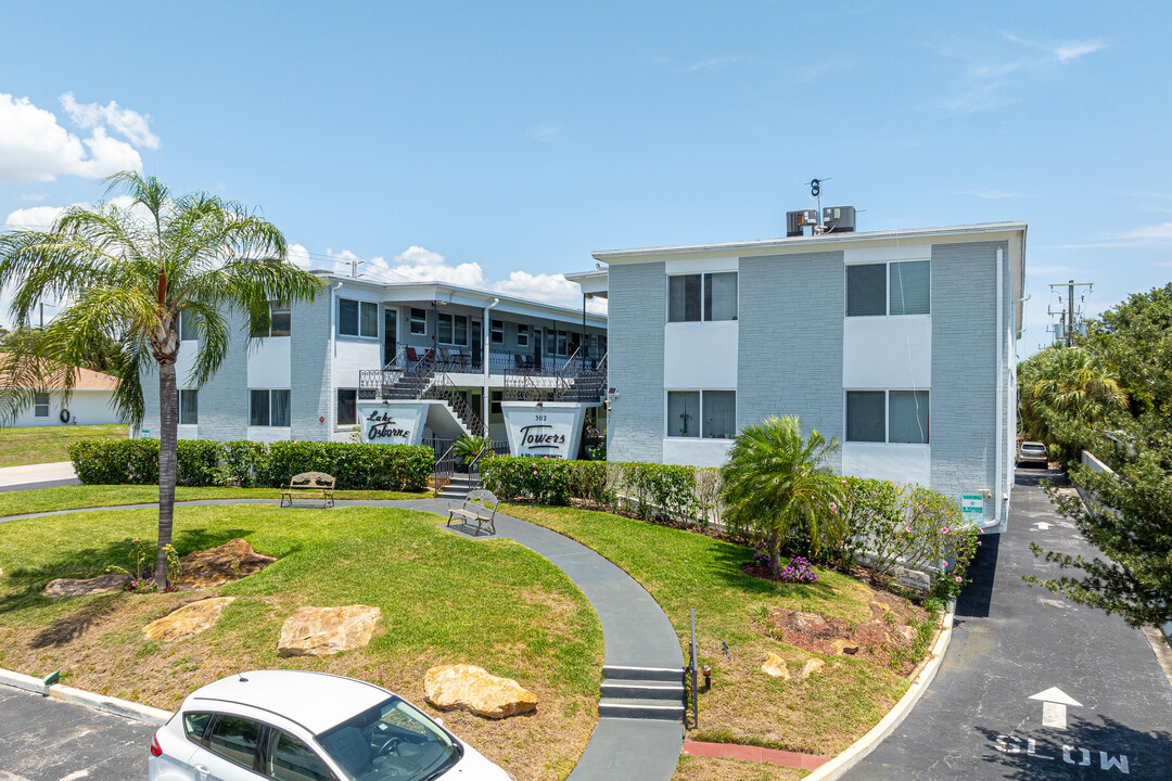 Lake Osborne Towers in Lake Worth, FL - Building Photo