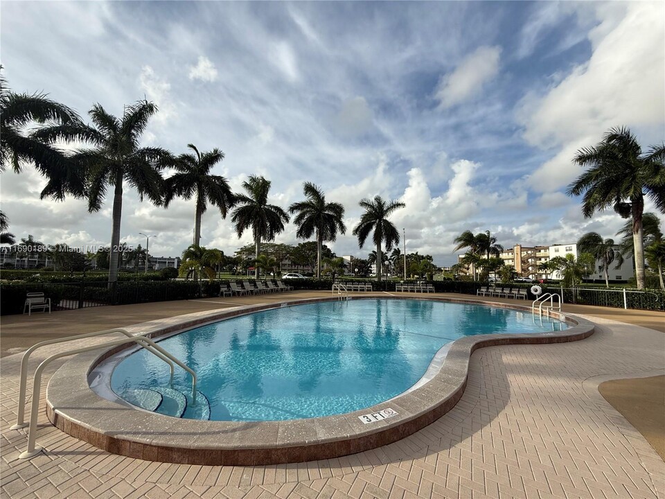 102 Fanshaw C in Boca Raton, FL - Building Photo