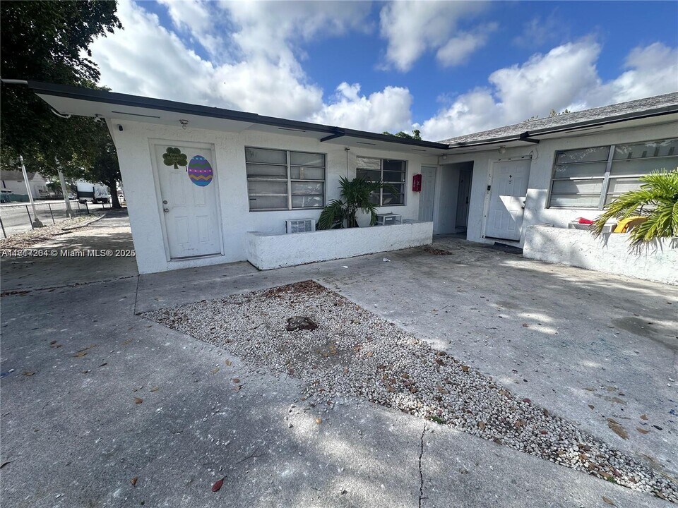 7090 NW 17th Ave in Miami, FL - Building Photo