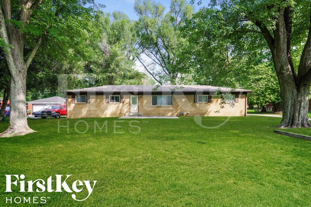 3880 W Smith Valley Rd in Greenwood, IN - Foto de edificio