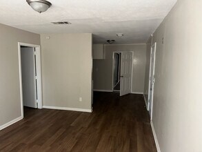 5557 Dolphin Dr in Jackson, MS - Building Photo - Building Photo