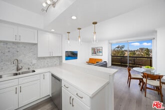 321 S San Vicente Blvd in Los Angeles, CA - Building Photo - Building Photo