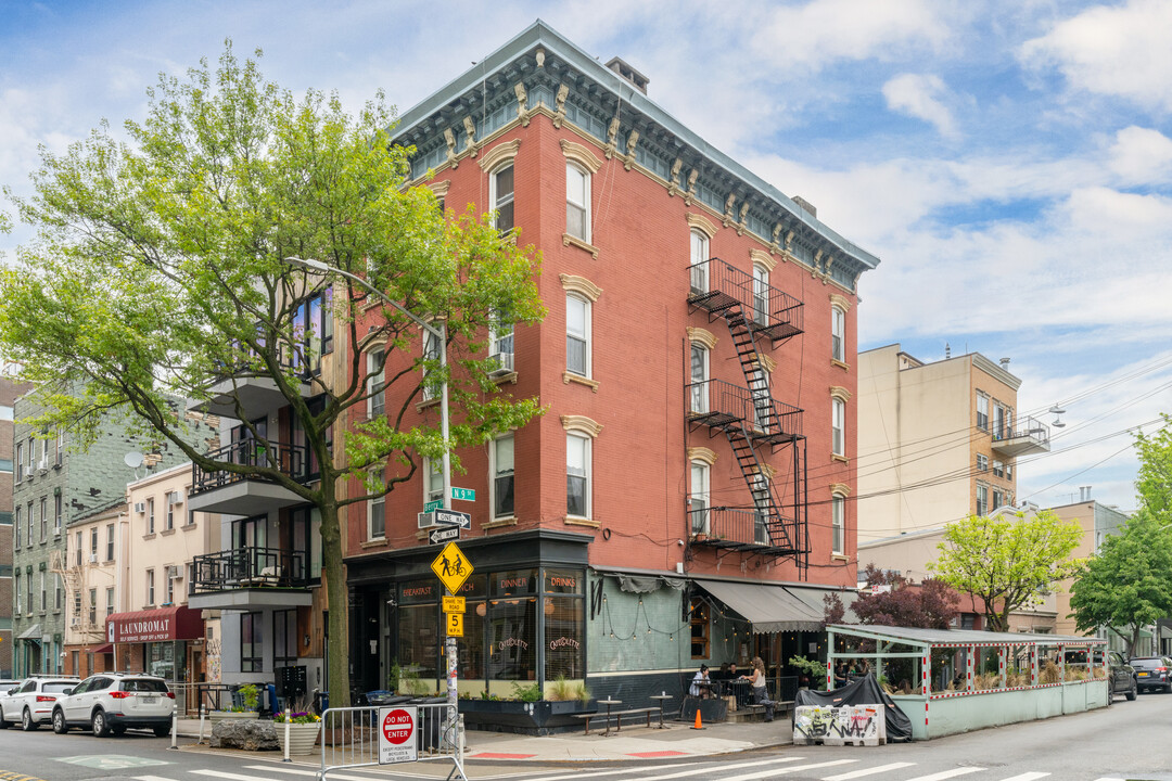 79 Berry St in Brooklyn, NY - Building Photo