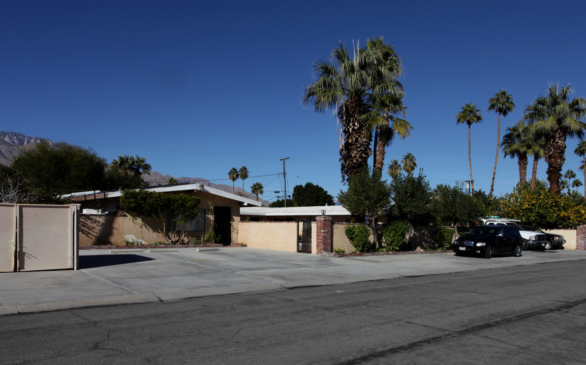 561 S Highland Dr in Palm Springs, CA - Building Photo