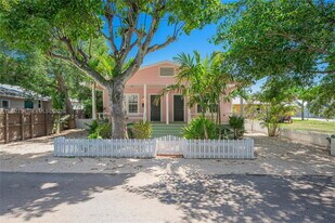 3826 Oak Ave in Miami, FL - Building Photo