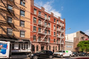 Casa Mutua in New York, NY - Building Photo