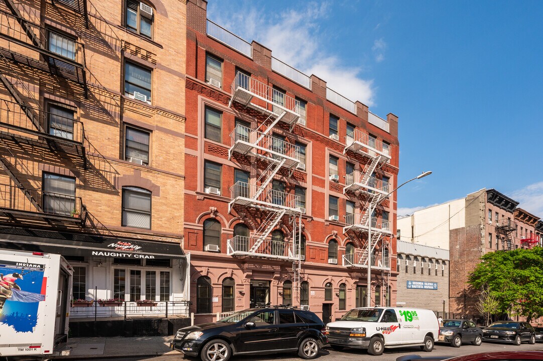 Casa Mutua in New York, NY - Building Photo