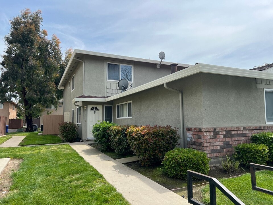 2404 Yorkton Ave in Modesto, CA - Building Photo