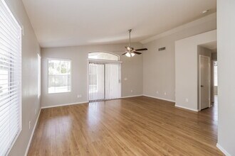 1051 N San Benito Dr in Gilbert, AZ - Building Photo - Building Photo