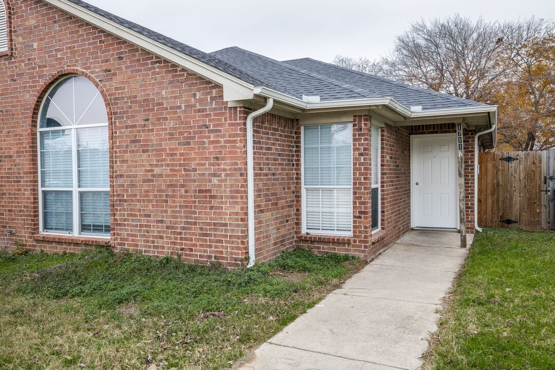 1711 Tina Marie Rd in Arlington, TX - Building Photo