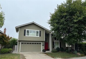 24822 Via San Fernando in Mission Viejo, CA - Building Photo