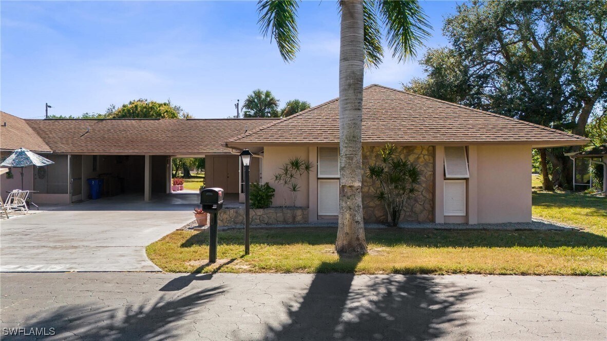 235 Thistle Ct in Lehigh Acres, FL - Building Photo