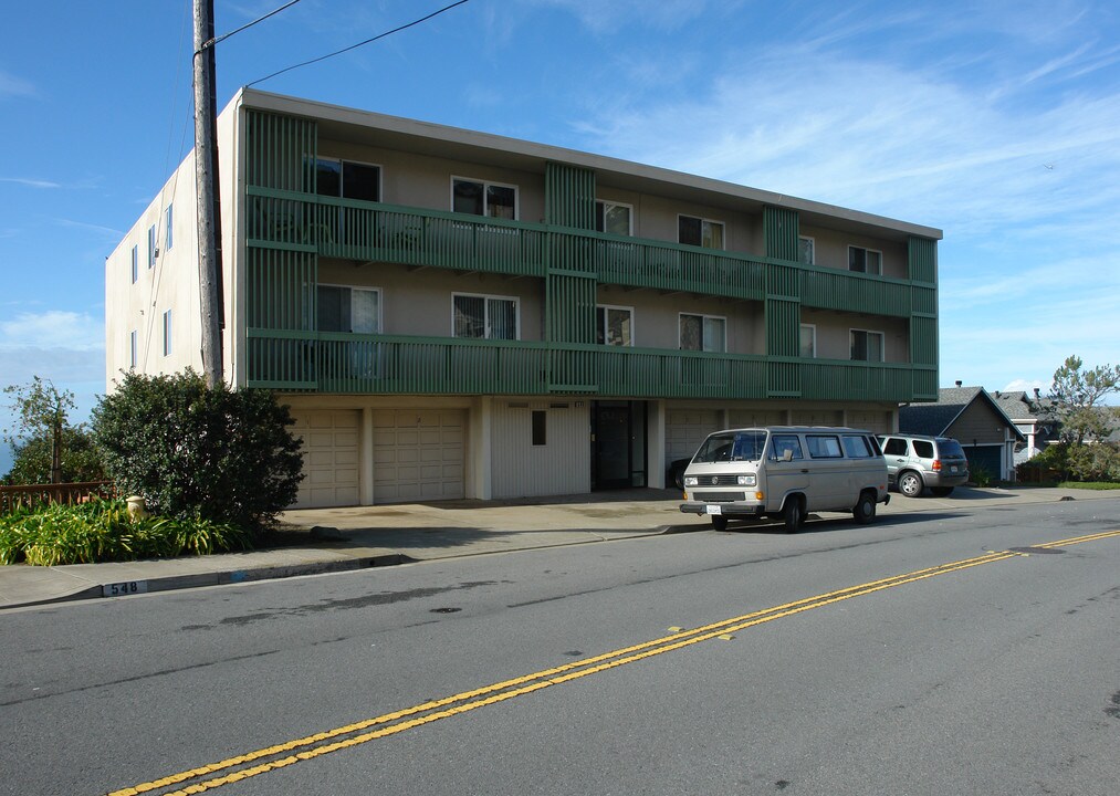 546 Monterey Rd in Pacifica, CA - Foto de edificio