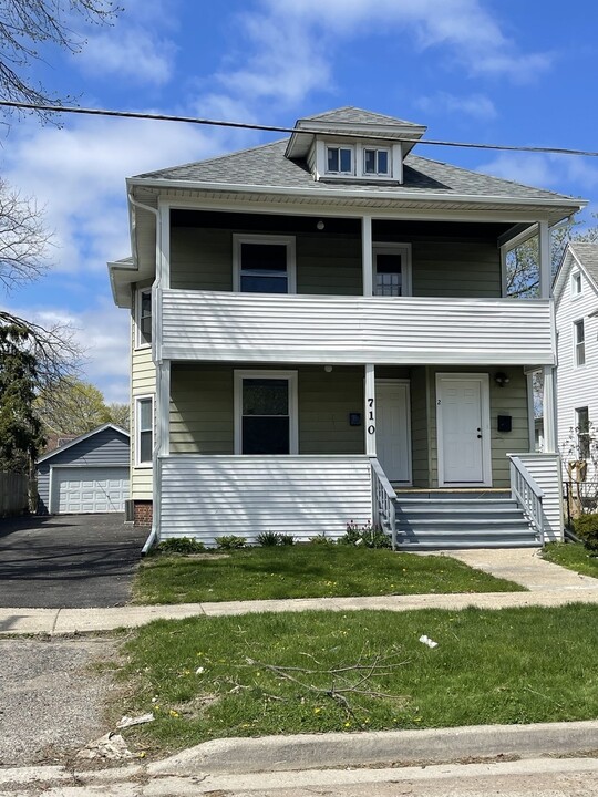 710 N Poplar St in Waukegan, IL - Building Photo