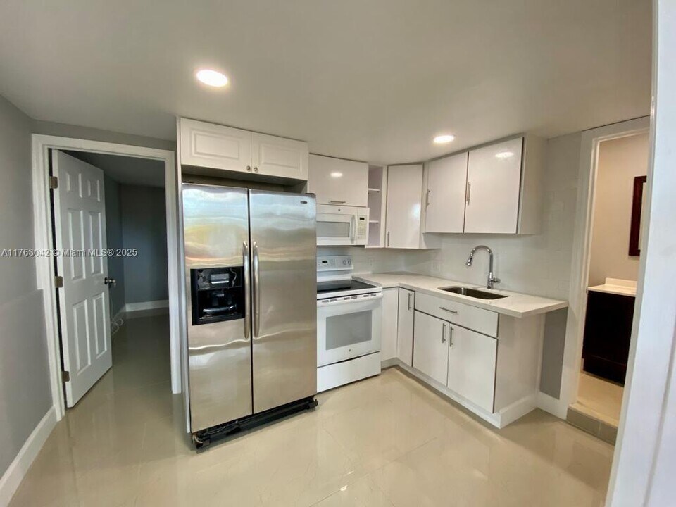 345 NE 168th St-Unit -B in North Miami Beach, FL - Building Photo