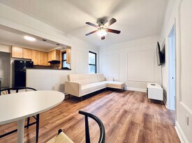 Furnished room/NOT APARTMENT in Queens, NY - Building Photo