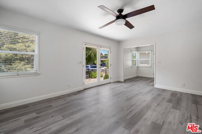 908 Venezia Ave in Los Angeles, CA - Building Photo - Building Photo