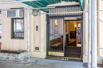 311 E 72nd St in New York, NY - Foto de edificio - Building Photo