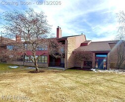 875 GreenView Ct in Rochester Hills, MI - Building Photo