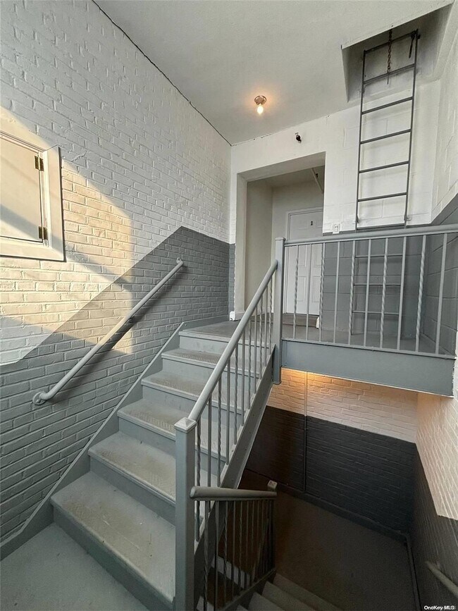 90 E Main St-Unit -2 in Patchogue, NY - Building Photo - Building Photo