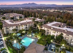 Alicante Apartment Homes in Aliso Viejo, CA - Foto de edificio - Building Photo