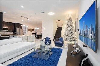 9735 W 34th Ct in Hialeah, FL - Foto de edificio - Building Photo