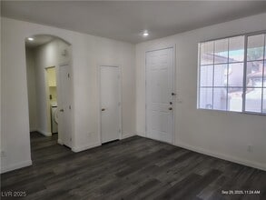 5526 Cresent Valley St in Las Vegas, NV - Building Photo - Building Photo