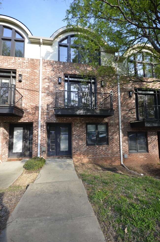 property at 142 Moreland Ave SE