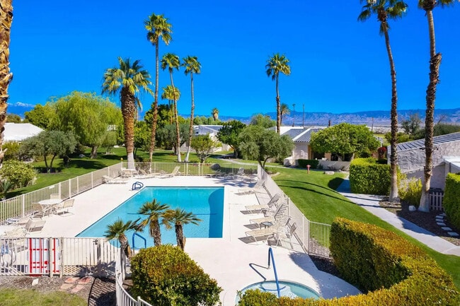 2604 N Whitewater Club Dr in Palm Springs, CA - Building Photo - Building Photo