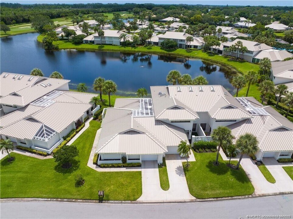 5639 SE Foxcross Pl in Stuart, FL - Building Photo