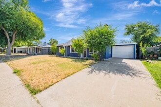 5400 Valletta Way in Sacramento, CA - Foto de edificio - Building Photo