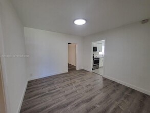 4324 NW 76th Ave in Coral Springs, FL - Foto de edificio - Building Photo