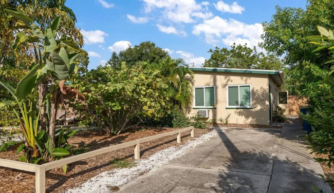 533 Yelvington Ave, Unit 533 in Clearwater, FL - Foto de edificio - Building Photo