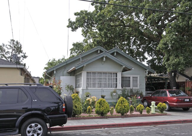 159 Oak Ave in Redwood City, CA - Foto de edificio - Building Photo