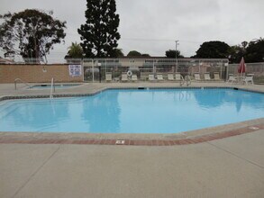 4831 Lago Dr in Huntington Beach, CA - Building Photo - Building Photo