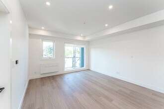 809 Arncote Ave in Victoria, BC - Building Photo - Building Photo