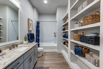 Lenox Oaks in Houston, TX - Building Photo - Building Photo