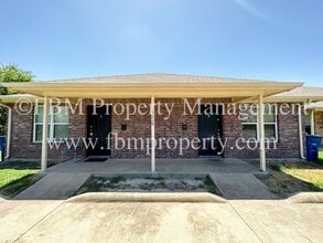 1009 SW Main St in Ennis, TX - Building Photo - Building Photo