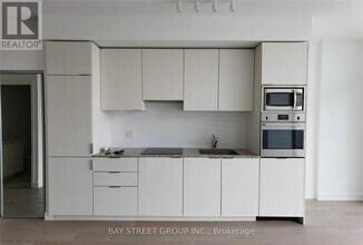 11-511 Wellesley St W in Toronto, ON - Building Photo - Building Photo